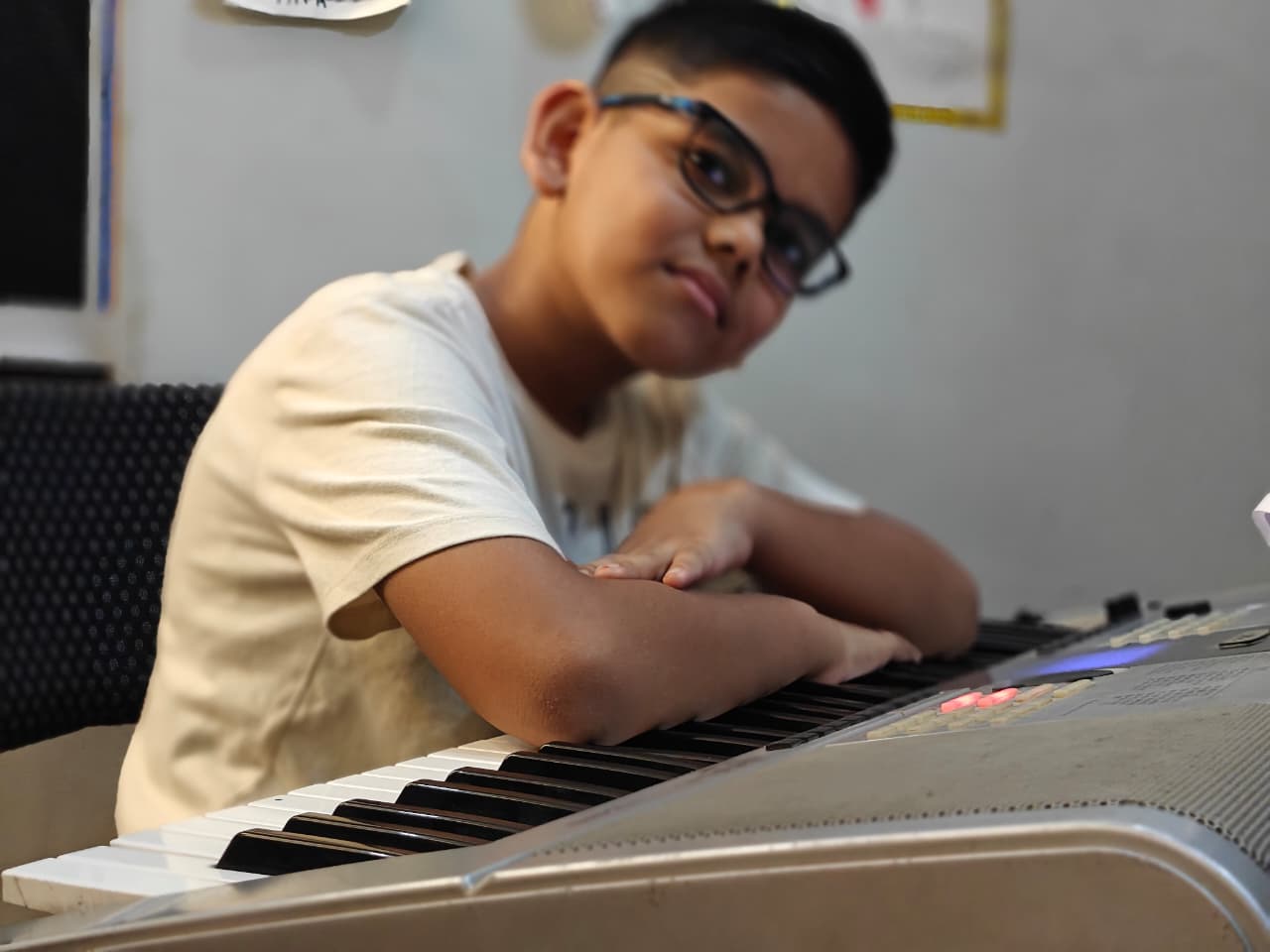 Gallery “When music meets style – Anwit on the keys 🎹✨”